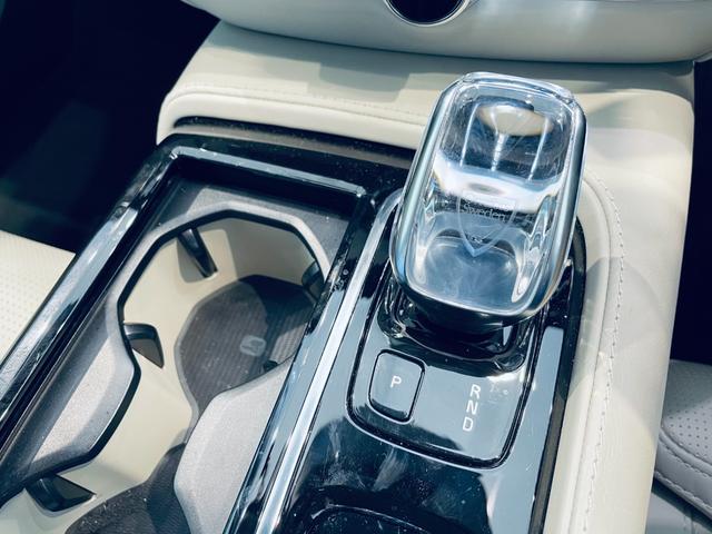 Ｖ６０ Ｔ６　ツインエンジン　ＡＷＤ　モメンタム　ＨＵＤ　ＡＣＣ　ＨａｒｍａｎＫａｒｄｏｎ　ＢＬＩＳ　純正ナビ　ＴＶ　３６０°ｃａｒｐｌａｙ　純１８インチＡＷ　ＬＥＤ　電動リアゲート　革シート　メモリパワーシート　エアシートヒーター　自動駐車（65枚目）