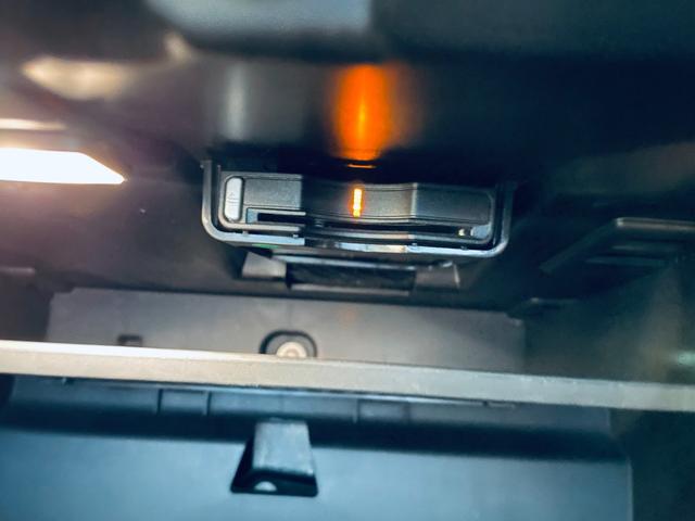 Ｖ６０ Ｔ６　ツインエンジン　ＡＷＤ　モメンタム　ＨＵＤ　ＡＣＣ　ＨａｒｍａｎＫａｒｄｏｎ　ＢＬＩＳ　純正ナビ　ＴＶ　３６０°ｃａｒｐｌａｙ　純１８インチＡＷ　ＬＥＤ　電動リアゲート　革シート　メモリパワーシート　エアシートヒーター　自動駐車（71枚目）