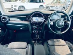 販売車輌は全て正規ディーラー車のみ。お乗りいただいてからもご安心いただける「フルサポート保証」。 3