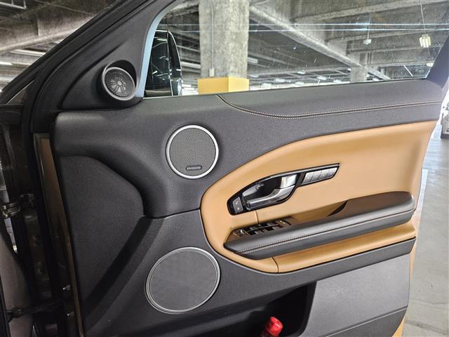 レンジローバーイヴォーク ＨＳＥダイナミック　禁煙車　ブラックデザインパック　バックカメラ　クルーズコントロール　パーキングアシストセンサー　ＨＩＤオートライト　ターボ　純正ナビ　フルセグ　ＥＴＣ　本革シート　前席パワーシート／シートヒーター（8枚目）