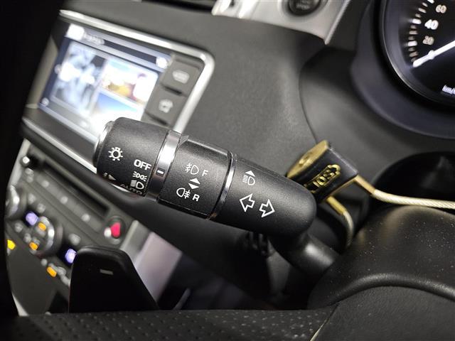 レンジローバーイヴォーク ＨＳＥダイナミック　禁煙車　ブラックデザインパック　バックカメラ　クルーズコントロール　パーキングアシストセンサー　ＨＩＤオートライト　ターボ　純正ナビ　フルセグ　ＥＴＣ　本革シート　前席パワーシート／シートヒーター（23枚目）