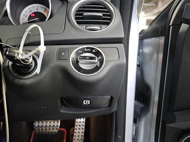 Cクラスステーションワゴン C180ステーションワゴン アバンギャルド 禁煙車 バックカメラ レーダーセーフティパッケージ HIDヘッドランプ インテリジェントライトシステム ターボ 純正ナビTV 半革シート 前席パワーシート・メモリー スマートキー 純正18インチAW(4枚目)