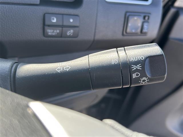 セレナ ハイウェイスター S-ハイブリッド 禁煙 純正ナビ アラウンドユーモニター エマージェンシーブレーキ 3列シート 両側パワスラ コーナーセンサー 純正フロアマット 純正16AW HIDヘッドライト ETC スマートキー プッシュスタート(18枚目)