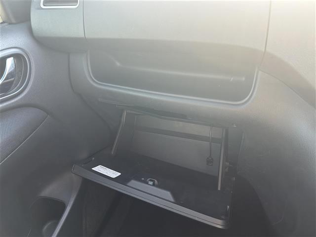 セレナ ハイウェイスター S-ハイブリッド 禁煙 純正ナビ アラウンドユーモニター エマージェンシーブレーキ 3列シート 両側パワスラ コーナーセンサー 純正フロアマット 純正16AW HIDヘッドライト ETC スマートキー プッシュスタート(34枚目)