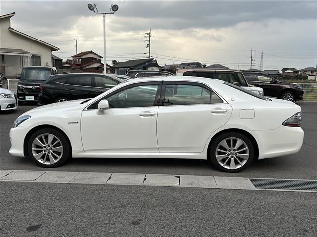 クラウンハイブリッド ベースグレード　純正ナビ（フルセグＴＶ／ＣＤ，ＤＶＤ／ＢＴ）／バックカメラ／サンルーフ／全席パワーシート／シートメモリー／オートライト／ＨＩＤヘッドライト／ビルトインＥＴＣ（4枚目）