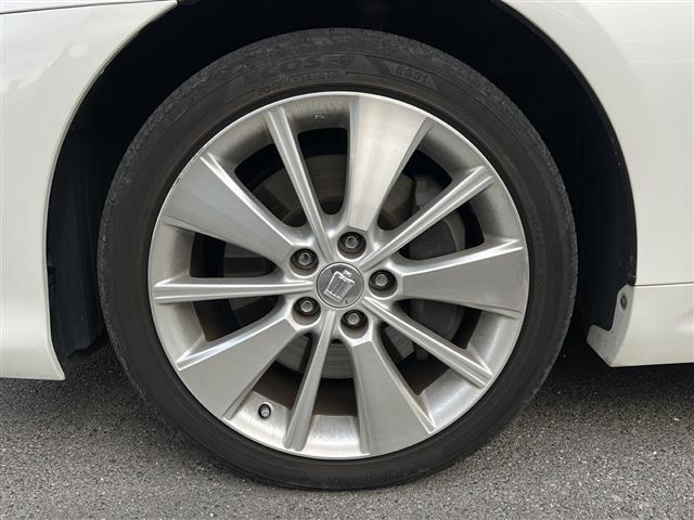 クラウンハイブリッド ベースグレード　純正ナビ（フルセグＴＶ／ＣＤ，ＤＶＤ／ＢＴ）／バックカメラ／サンルーフ／全席パワーシート／シートメモリー／オートライト／ＨＩＤヘッドライト／ビルトインＥＴＣ（8枚目）