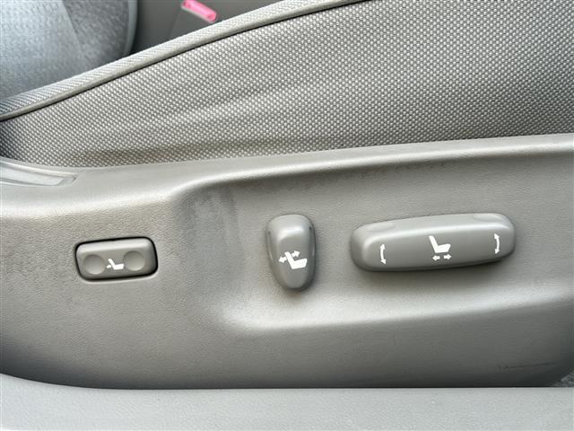 クラウンハイブリッド ベースグレード　純正ナビ（フルセグＴＶ／ＣＤ，ＤＶＤ／ＢＴ）／バックカメラ／サンルーフ／全席パワーシート／シートメモリー／オートライト／ＨＩＤヘッドライト／ビルトインＥＴＣ（26枚目）