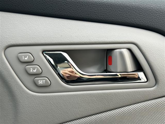 クラウンハイブリッド ベースグレード　純正ナビ（フルセグＴＶ／ＣＤ，ＤＶＤ／ＢＴ）／バックカメラ／サンルーフ／全席パワーシート／シートメモリー／オートライト／ＨＩＤヘッドライト／ビルトインＥＴＣ（27枚目）