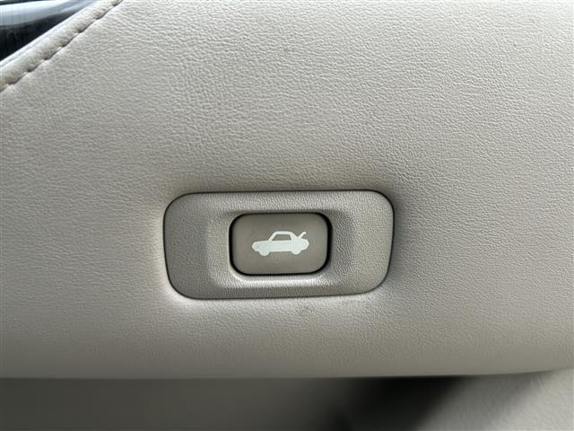 クラウンハイブリッド ベースグレード　純正ナビ（フルセグＴＶ／ＣＤ，ＤＶＤ／ＢＴ）／バックカメラ／サンルーフ／全席パワーシート／シートメモリー／オートライト／ＨＩＤヘッドライト／ビルトインＥＴＣ（28枚目）