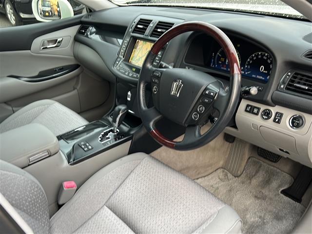 クラウンハイブリッド ベースグレード　純正ナビ（フルセグＴＶ／ＣＤ，ＤＶＤ／ＢＴ）／バックカメラ／サンルーフ／全席パワーシート／シートメモリー／オートライト／ＨＩＤヘッドライト／ビルトインＥＴＣ（33枚目）