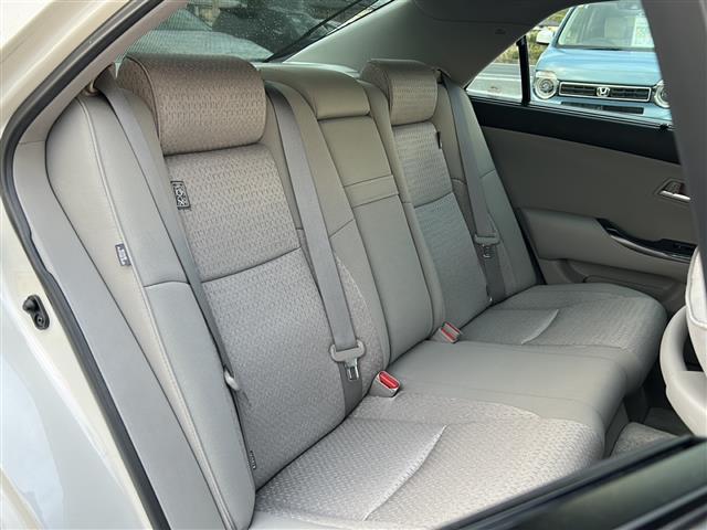 クラウンハイブリッド ベースグレード　純正ナビ（フルセグＴＶ／ＣＤ，ＤＶＤ／ＢＴ）／バックカメラ／サンルーフ／全席パワーシート／シートメモリー／オートライト／ＨＩＤヘッドライト／ビルトインＥＴＣ（36枚目）