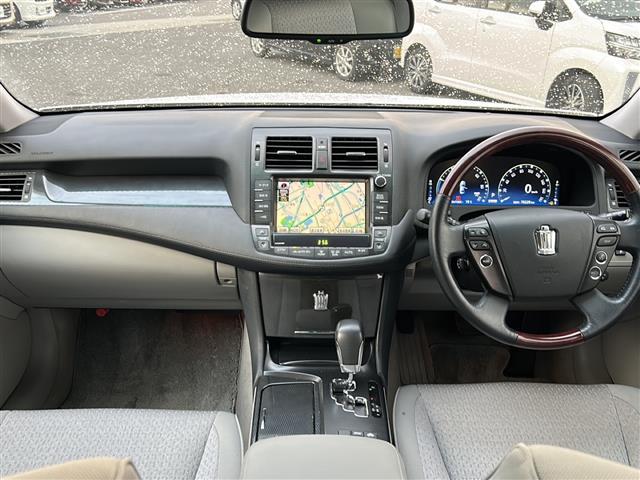 クラウンハイブリッド ベースグレード　純正ナビ（フルセグＴＶ／ＣＤ，ＤＶＤ／ＢＴ）／バックカメラ／サンルーフ／全席パワーシート／シートメモリー／オートライト／ＨＩＤヘッドライト／ビルトインＥＴＣ（42枚目）