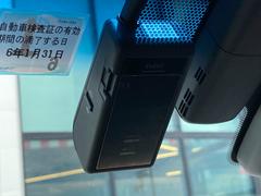 【ドライブレコーダー】映像・音声などの運転中の記録を残します。事故などを起こした起こされた時の証拠になりえますので、もしも時でも安心ですね。 7