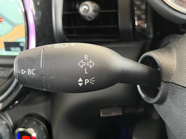 ＭＩＮＩ クーパーＳＤ　純正ナビ　Ｂｌｕｅｔｏｏｔｈ／ＵＳＢ／ＡＵＸ　バックカメラ　アンビエントライト　純正ＬＥＤライト　オートライト　前席シートヒーター　フロント、リアフォグ　レインセンサー　ドアバイザー（15枚目）