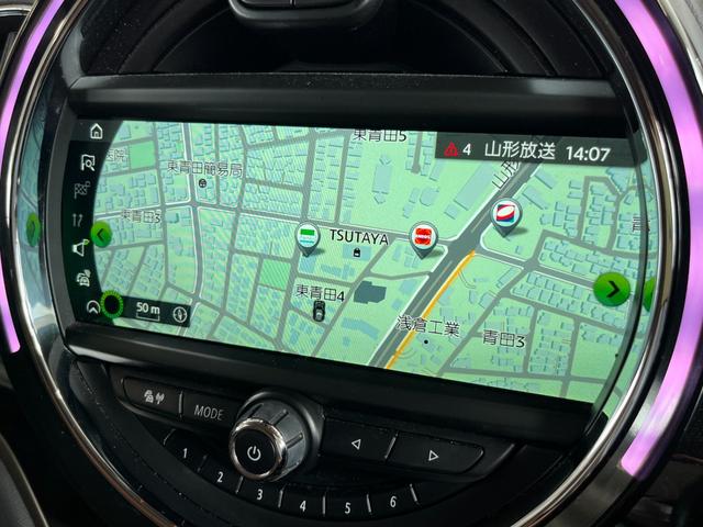 ＭＩＮＩ ワン　クロスオーバー　純正ナビ　Ｂｌｕｅｔｏｏｔｈ　ドライブレコーダー　衝突被害軽減システム　クルーズコントロール　バックカメラ　ベージュレザーシート　パワーバックドア　ＬＥＤヘッドライト　スマートキー　ＥＴＣ　禁煙車（6枚目）