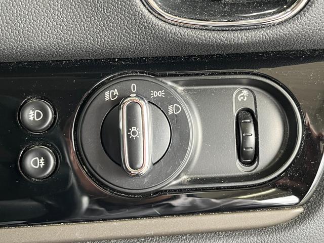 ＭＩＮＩ ワン　クロスオーバー　純正ナビ　Ｂｌｕｅｔｏｏｔｈ　ドライブレコーダー　衝突被害軽減システム　クルーズコントロール　バックカメラ　ベージュレザーシート　パワーバックドア　ＬＥＤヘッドライト　スマートキー　ＥＴＣ　禁煙車（21枚目）