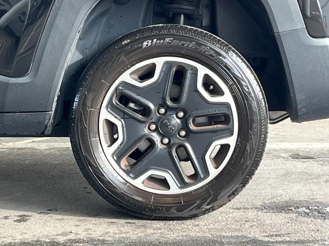 ジープ・レネゲード トレイルホーク　純正メモリナビ　フルセグＴＶ　ＥＴＣ　Ｂｌｕｅｔｏｏｔｈ　ルーフレール　純正フロアマット　オートライト　電動格納ミラー　コーナーセンサー　横滑り防止装置　レーンキーピングアシスト　ブラインドスポット（47枚目）