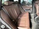 レザーシート:高級感のある本革のシートです。自然由来の素材なので体に馴染みやすく、クリーニングが容易にできるのもレザーシートの良さです♪
