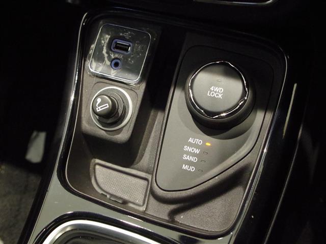 ジープ・コンパス リミテッド　Ｂｅａｔｓ　Ａｕｄｉｏプレミアムサウンドシステムスピーカー　アダプティブクルーズコントロール　車線逸脱警報プラス　前面衝突警報　ブラインドスポット　純正ナビ　ＡｐｐｌｅＣａｒＰｌａｙ（11枚目）