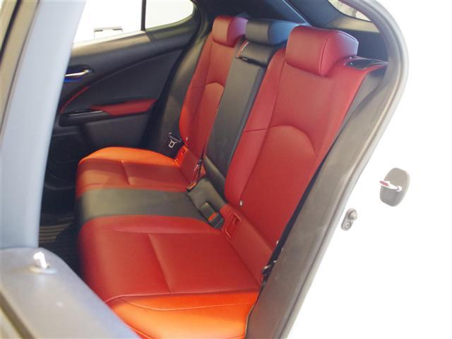 ＵＸ ＵＸ２００　Ｆスポーツ　ＴＲＤアンダーフルエアロ　レクサスセーフティ　衝突軽減ブレーキ　レーントレーシングアシスト　オートマチックハイビーム　レーダークルーズコントロール　ロードサインアシスト（25枚目）