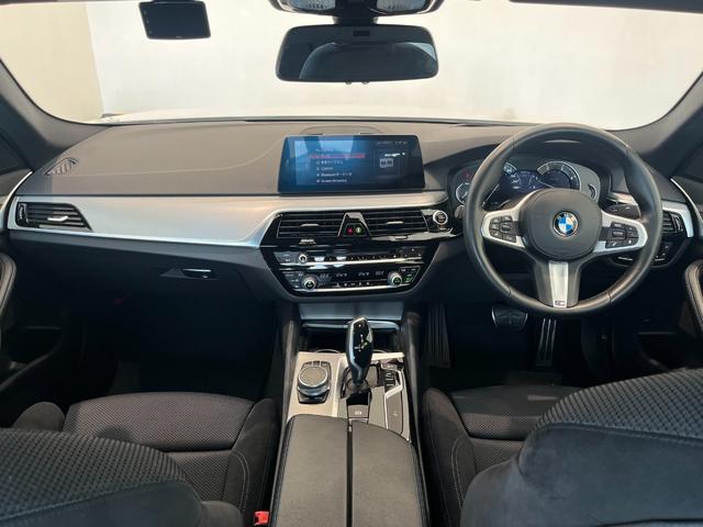 5シリーズ 523d xDrive Mスピリット ドライビングアシストプラス パーキングアシストプラス BMWヘッドアップディスプレイ LEDヘッドライト 電動フロントシート運転席メモリー機能付 純正ナビ TV DVD再生(2枚目)