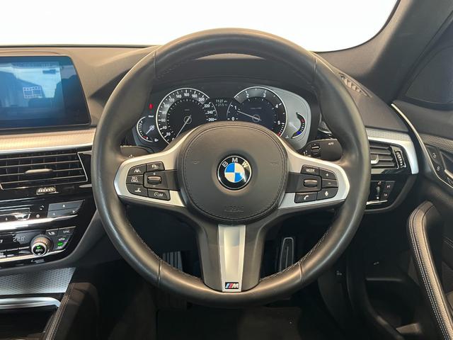 5シリーズ 523d xDrive Mスピリット ドライビングアシストプラス パーキングアシストプラス BMWヘッドアップディスプレイ LEDヘッドライト 電動フロントシート運転席メモリー機能付 純正ナビ TV DVD再生(3枚目)
