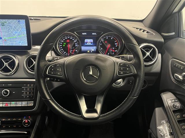 GLAクラス GLA220 4マチック パノラミックスライディングルーフ レザーシート プレミアムパッケージ harman/kardonスピーカレーダー セーフティパッケージ ブラインドスポットモニター レーンキーピング(3枚目)