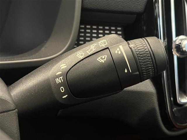 ＸＣ４０ Ｔ５　ＡＷＤ　Ｒデザイン　１ｓｔＥＤ　３００台限定車サンルーフｈａｒｍａｎ／ｋａｒｄｏｎ全車速追従機能付ＡＣＣパイロットアシスト（車線維持支援機能）レーンキーピングエイドフロントシートヒーター電動リアゲートパワーシート（7枚目）