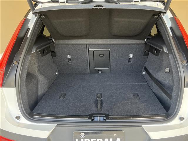 ＸＣ４０ Ｔ５　ＡＷＤ　Ｒデザイン　１ｓｔＥＤ　３００台限定車サンルーフｈａｒｍａｎ／ｋａｒｄｏｎ全車速追従機能付ＡＣＣパイロットアシスト（車線維持支援機能）レーンキーピングエイドフロントシートヒーター電動リアゲートパワーシート（16枚目）