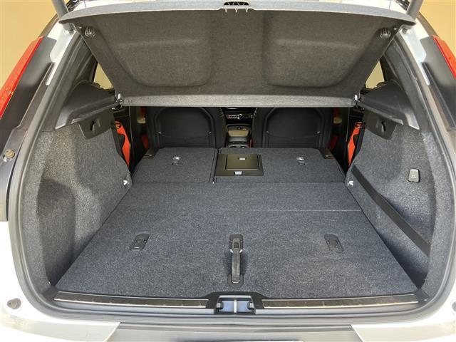 ＸＣ４０ Ｔ５　ＡＷＤ　Ｒデザイン　１ｓｔＥＤ　３００台限定車サンルーフｈａｒｍａｎ／ｋａｒｄｏｎ全車速追従機能付ＡＣＣパイロットアシスト（車線維持支援機能）レーンキーピングエイドフロントシートヒーター電動リアゲートパワーシート（17枚目）