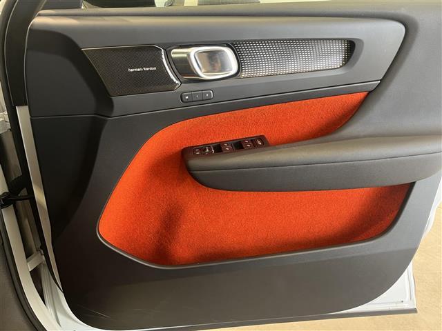 ＸＣ４０ Ｔ５　ＡＷＤ　Ｒデザイン　１ｓｔＥＤ　３００台限定車サンルーフｈａｒｍａｎ／ｋａｒｄｏｎ全車速追従機能付ＡＣＣパイロットアシスト（車線維持支援機能）レーンキーピングエイドフロントシートヒーター電動リアゲートパワーシート（33枚目）