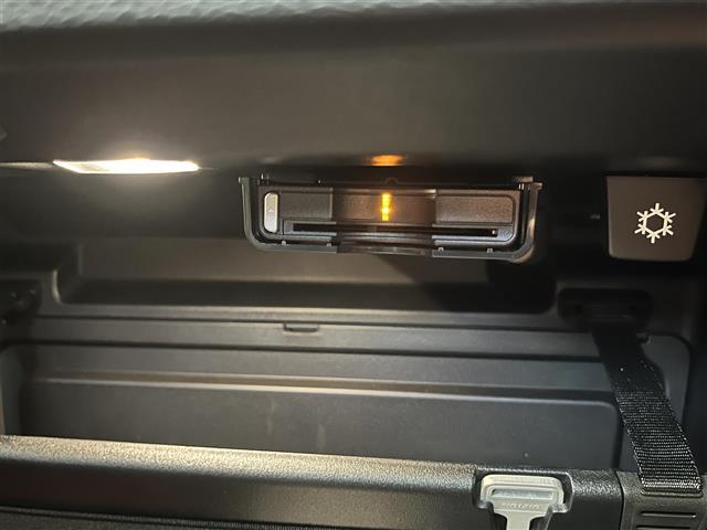 ＸＣ４０ Ｔ５　ＡＷＤ　Ｒデザイン　１ｓｔＥＤ　３００台限定車サンルーフｈａｒｍａｎ／ｋａｒｄｏｎ全車速追従機能付ＡＣＣパイロットアシスト（車線維持支援機能）レーンキーピングエイドフロントシートヒーター電動リアゲートパワーシート（36枚目）