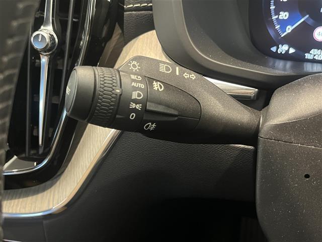 ＸＣ６０ Ｂ５　ＡＷＤ　インスクリプション　クライメートパッケージリアシートヒーターステアリングホイールヒーターネットポケット（トンネルコンソール）全車速追従機能ＡＣＣパイロット・アシスト（車線維持支援機能）ｈａｒｍａｎ／ｋａｒｄｏｎ（6枚目）