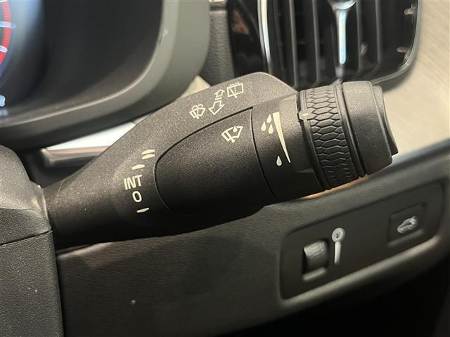 ＸＣ６０ Ｂ５　ＡＷＤ　インスクリプション　クライメートパッケージリアシートヒーターステアリングホイールヒーターネットポケット（トンネルコンソール）全車速追従機能ＡＣＣパイロット・アシスト（車線維持支援機能）ｈａｒｍａｎ／ｋａｒｄｏｎ（7枚目）