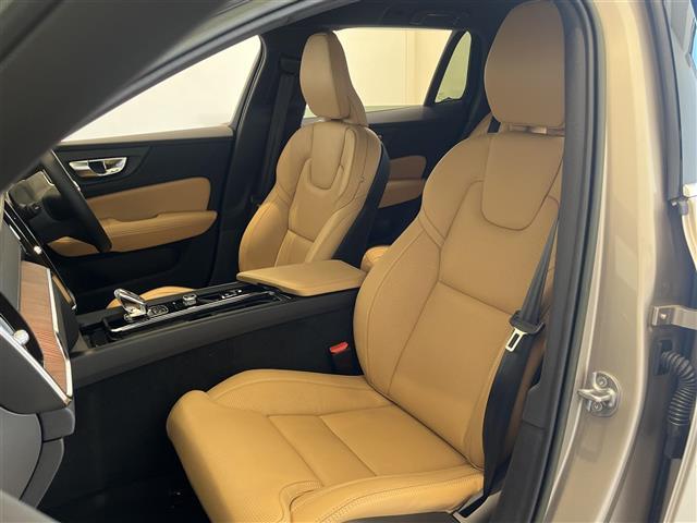 マットブラックにホワイトのＬＩＢＥＲＡＬＡのロゴの建物と看板が目印です。