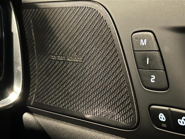 Ｖ６０ Ｂ５　Ｒデザイン　サンルーフ　ｈａｒｍａｎ／ｋａｒｄｏｎ　Ａｐｐｌｅｃａｒｐｌａｙ　ＡｎｄｒｏｉｄＡｕｔｏ　アダプティブクルーズコントロール　シートヒーター　ステアリングヒーター　ヘッドアップディスプレイ（2枚目）