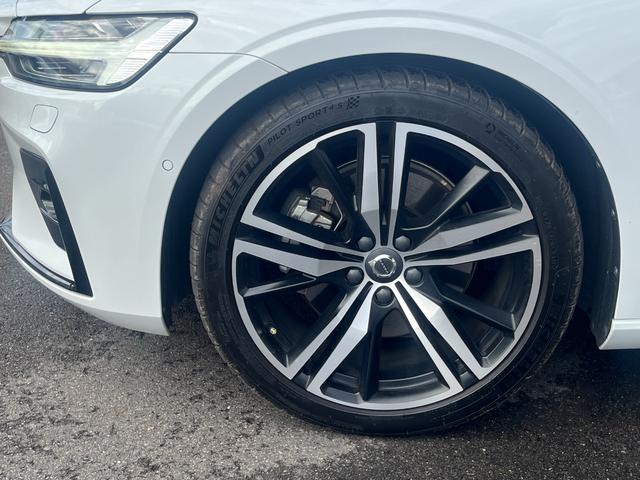 Ｖ６０ Ｂ５　Ｒデザイン　サンルーフ　ｈａｒｍａｎ／ｋａｒｄｏｎ　Ａｐｐｌｅｃａｒｐｌａｙ　ＡｎｄｒｏｉｄＡｕｔｏ　アダプティブクルーズコントロール　シートヒーター　ステアリングヒーター　ヘッドアップディスプレイ（25枚目）