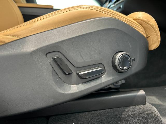 マットブラックにホワイトのＬＩＢＥＲＡＬＡのロゴの建物と看板が目印です。