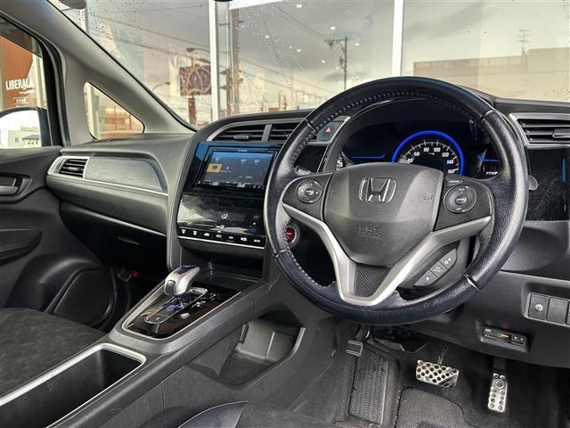 シャトル ハイブリッドＸ　ｃａｒｒｏｚｚｅｒｉａナビ　ＴＶ　ＤＶＤ　ＣＤ　Ｂｌｕｅｔｏｏｔｈ　ハーフレザーシート　バックカメラ　シティブレーキアクティブシステム　パドルシフト　ビルトインＥＴＣ　スマートキースペア（3枚目）