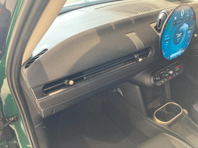 ＭＩＮＩ クーパー　Ｃ　ワンオーナー　シートヒーター　ハンドルヒーター　バックカメラ　コーナーセンサー　ＣａｒＰｌａｙ　アンドロイドオート　Ａクルーズコントロール　前後ドライブレコーダー　ワイヤレス充電　ＥＴＣ２．０　ＬＥＤ（27枚目）