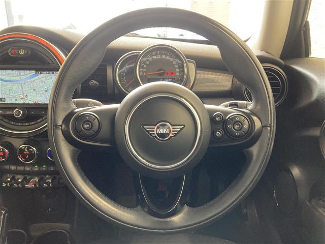 ＭＩＮＩ クーパー　純正ナビ　バックカメラ　ＥＴＣ　純正アルミ　ＬＥＤヘッドランプ　ＬＥＤフォグランプ　ＵＫテールランプ　インテリジェントセーフティ（2枚目）