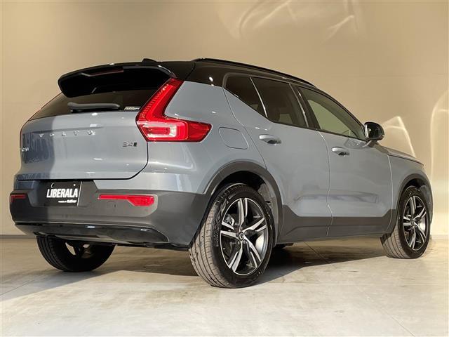ＸＣ４０ Ｂ４　ＡＷＤ　Ｒデザイン　パノラマサンルーフ　３６０°カメラ　コーナーセンサー　パーキングアシスト　カープレイ　アンドロイドオート　ハーマンカードン　ハーフレザーシート　シートヒーター　ハンドルヒーター　前後ドライブレコーダー（3枚目）