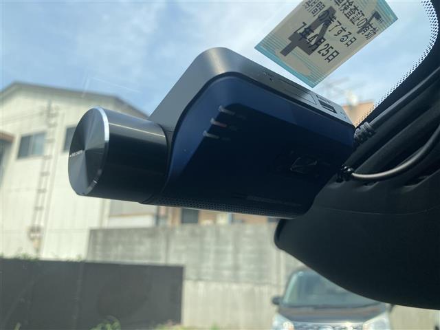 ＸＣ４０ Ｂ４　ＡＷＤ　Ｒデザイン　パノラマサンルーフ　３６０°カメラ　コーナーセンサー　パーキングアシスト　カープレイ　アンドロイドオート　ハーマンカードン　ハーフレザーシート　シートヒーター　ハンドルヒーター　前後ドライブレコーダー（4枚目）