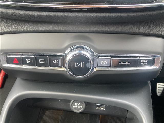 ＸＣ４０ Ｂ４　ＡＷＤ　Ｒデザイン　パノラマサンルーフ　３６０°カメラ　コーナーセンサー　パーキングアシスト　カープレイ　アンドロイドオート　ハーマンカードン　ハーフレザーシート　シートヒーター　ハンドルヒーター　前後ドライブレコーダー（10枚目）