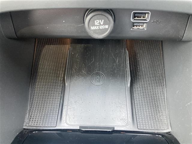 ＸＣ４０ Ｂ４　ＡＷＤ　Ｒデザイン　パノラマサンルーフ　３６０°カメラ　コーナーセンサー　パーキングアシスト　カープレイ　アンドロイドオート　ハーマンカードン　ハーフレザーシート　シートヒーター　ハンドルヒーター　前後ドライブレコーダー（11枚目）