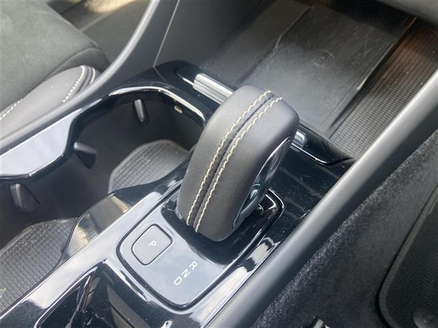 ＸＣ４０ Ｂ４　ＡＷＤ　Ｒデザイン　パノラマサンルーフ　３６０°カメラ　コーナーセンサー　パーキングアシスト　カープレイ　アンドロイドオート　ハーマンカードン　ハーフレザーシート　シートヒーター　ハンドルヒーター　前後ドライブレコーダー（12枚目）