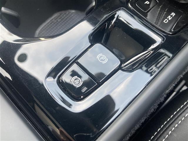 ＸＣ４０ Ｂ４　ＡＷＤ　Ｒデザイン　パノラマサンルーフ　３６０°カメラ　コーナーセンサー　パーキングアシスト　カープレイ　アンドロイドオート　ハーマンカードン　ハーフレザーシート　シートヒーター　ハンドルヒーター　前後ドライブレコーダー（13枚目）