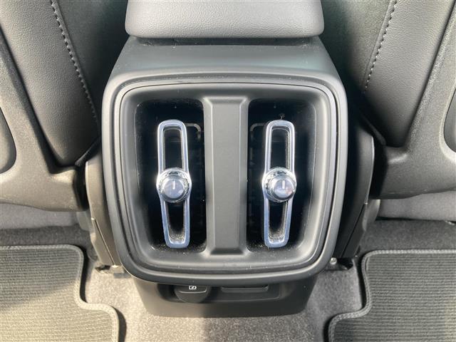 ＸＣ４０ Ｂ４　ＡＷＤ　Ｒデザイン　パノラマサンルーフ　３６０°カメラ　コーナーセンサー　パーキングアシスト　カープレイ　アンドロイドオート　ハーマンカードン　ハーフレザーシート　シートヒーター　ハンドルヒーター　前後ドライブレコーダー（14枚目）