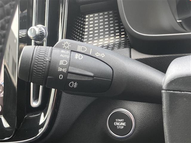 ＸＣ４０ Ｂ４　ＡＷＤ　Ｒデザイン　パノラマサンルーフ　３６０°カメラ　コーナーセンサー　パーキングアシスト　カープレイ　アンドロイドオート　ハーマンカードン　ハーフレザーシート　シートヒーター　ハンドルヒーター　前後ドライブレコーダー（15枚目）