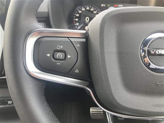 ＸＣ４０ Ｂ４　ＡＷＤ　Ｒデザイン　パノラマサンルーフ　３６０°カメラ　コーナーセンサー　パーキングアシスト　カープレイ　アンドロイドオート　ハーマンカードン　ハーフレザーシート　シートヒーター　ハンドルヒーター　前後ドライブレコーダー（16枚目）